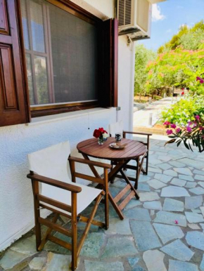 Ioanna's sweet & cozy apartment with garden view